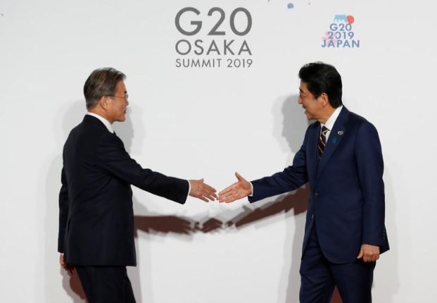 رئيس الوزراء الياباني شينزو آبي يرحب بالرئيس الكوري الجنوبي مون جيه في أوساكا يوم 28 يونيو 2019. تصوير: كيم كيونج هوون - رويترز